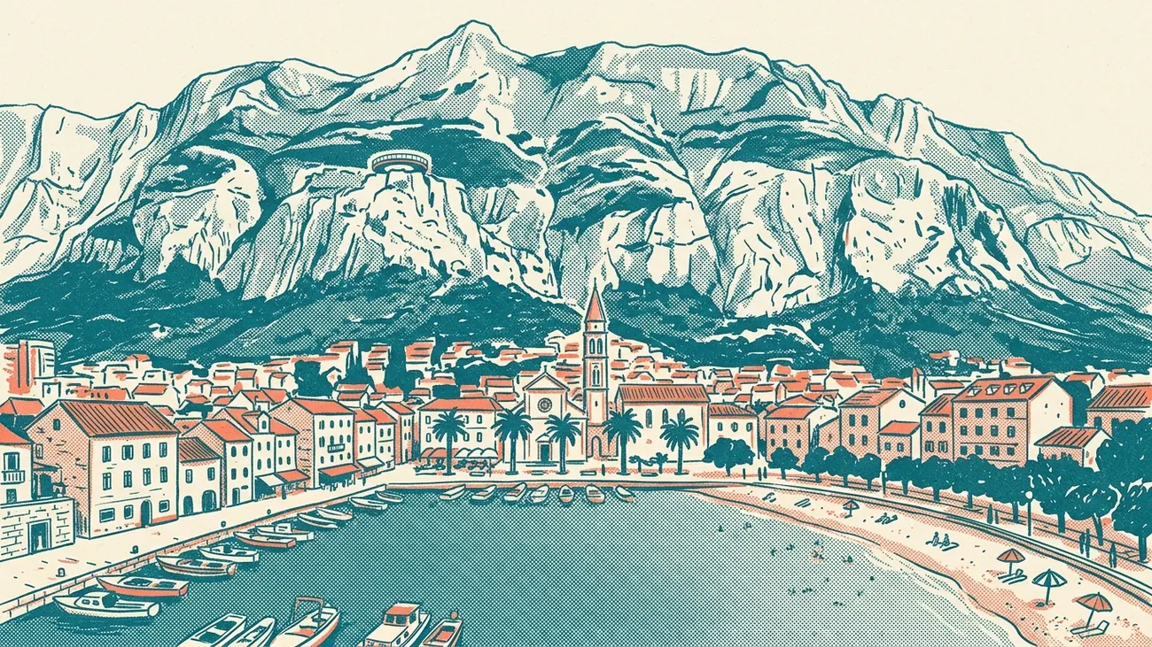 Ilustrácia v štýle rizografickej tlače v tyrkysovej, koralovej a krémovej farbe: prístav Makarska s vysokými štítmi Biokova v pozadí a kamienkovou plážou v popredí.