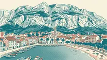 Ilustrácia v štýle rizografickej tlače v tyrkysovej, koralovej a krémovej farbe: prístav Makarska s vysokými štítmi Biokova v pozadí a kamienkovou plážou v popredí.